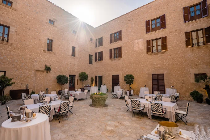 Castell Son Claret Mallorca Hochzeit im Innenhof mit Dekoration